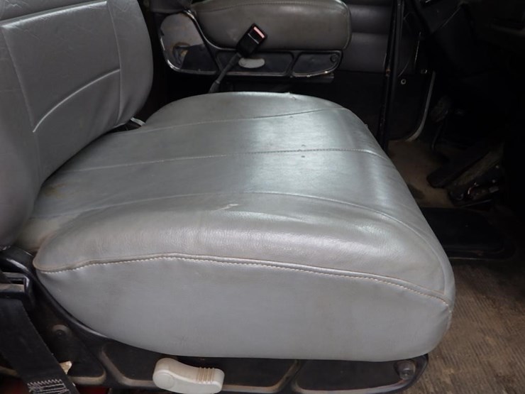 2005-peterbilt-pb330-22'-t/a-fuel-lube-truck-image-63