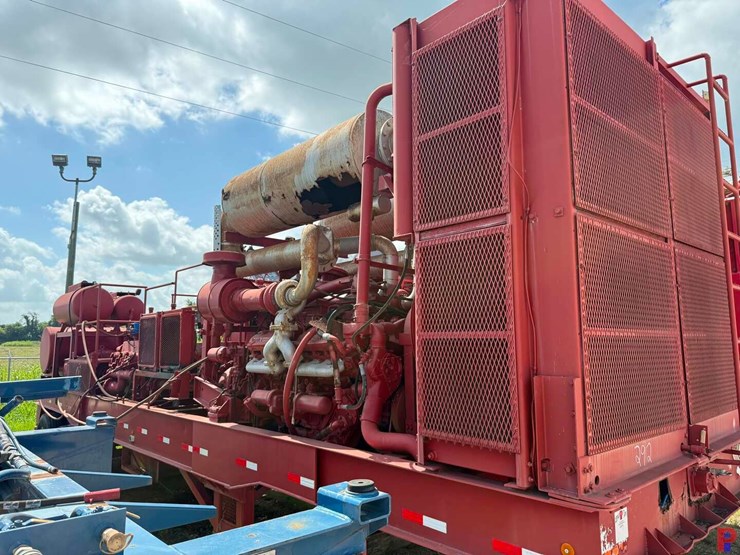 western-rough-rider-1000-hp-10k-triplex-double-pump-trailer-image-4