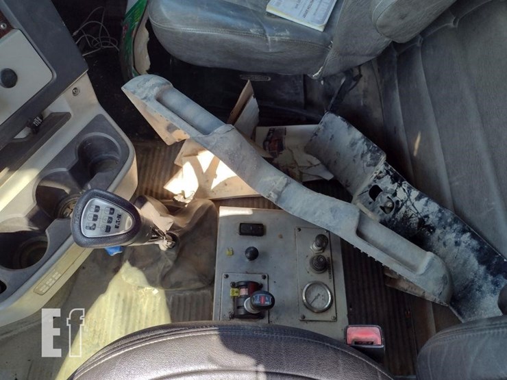 2012-freightliner-122sd-image-8