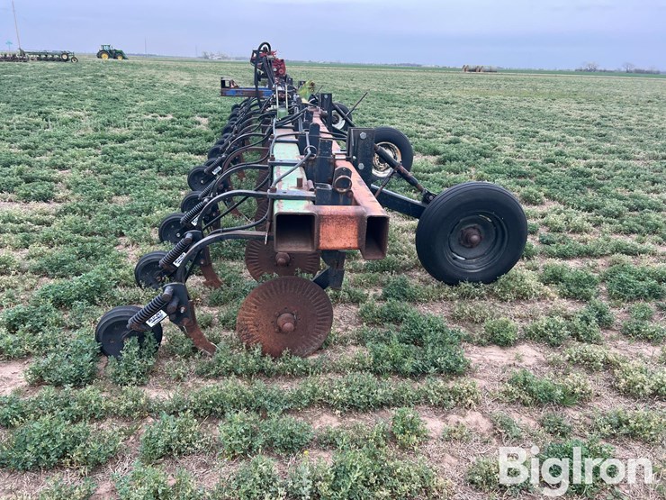 16r30-strip-tiller-image-4