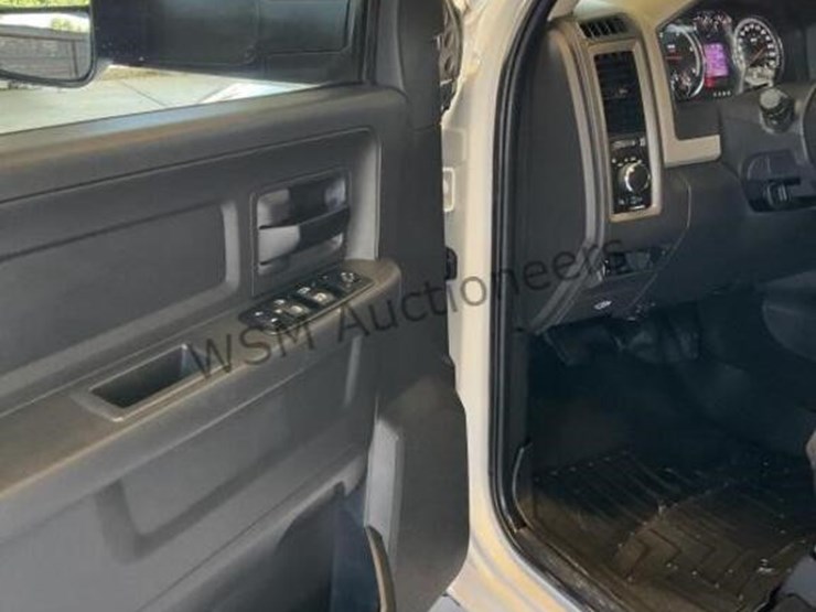 2012-dodge-3500-image-25