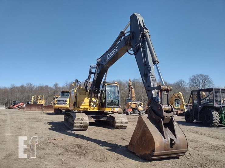 2014-deere-245g-lc-image-52