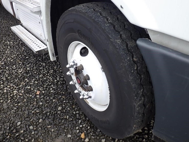 2012-freightliner-cascadia-125-image-23