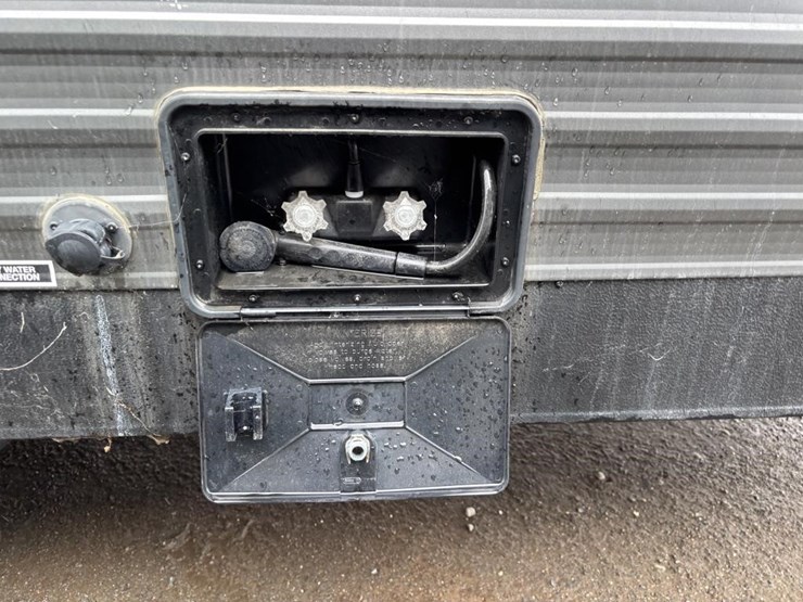 2020-wildwood-wdt282qbxl-ca-travel-trailer-image-37