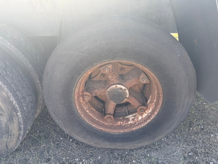 #1119-•-1990-international-navistar-paystar-5000-26'-flat-bed-truck-image-82