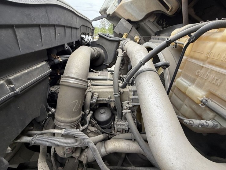 2012-international-7600-image-17