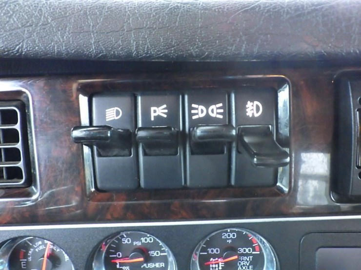 2016-kenworth-w900-image-92