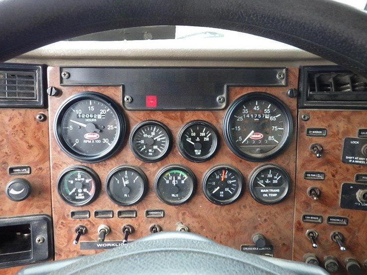 2005-peterbilt-pb330-22'-t/a-fuel-lube-truck-image-69