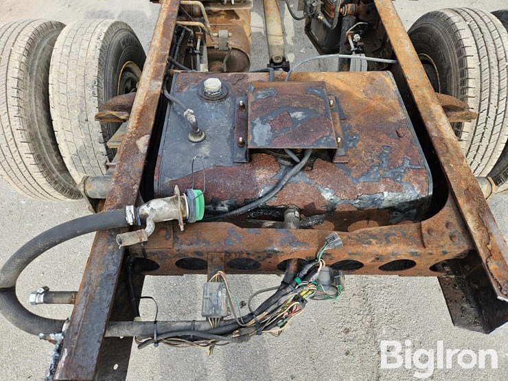 2015-isuzu-npr-image-14