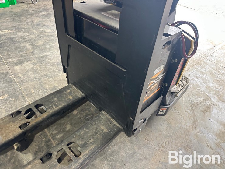 yale-mpe060lvhn24t2736-electric-ride-on-pallet-jack-image-15