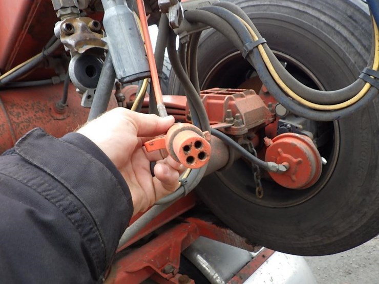 2016-peterbilt-3-axle-logging-truck-image-21