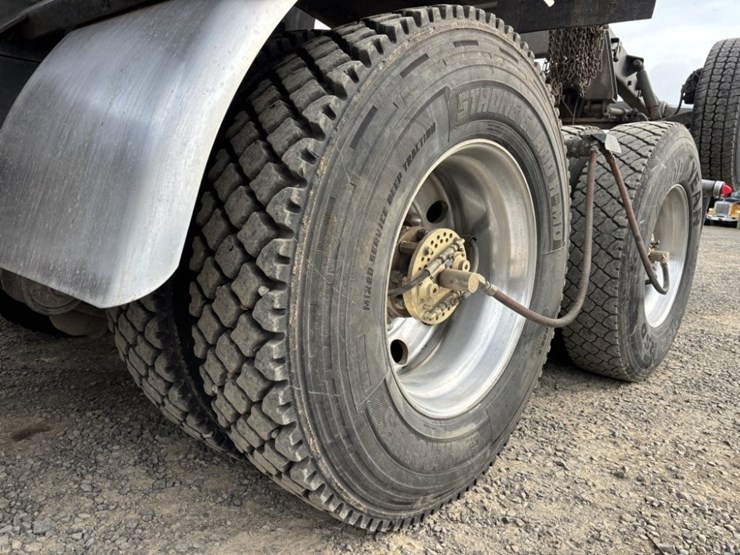 2022-peterbilt-567-image-17