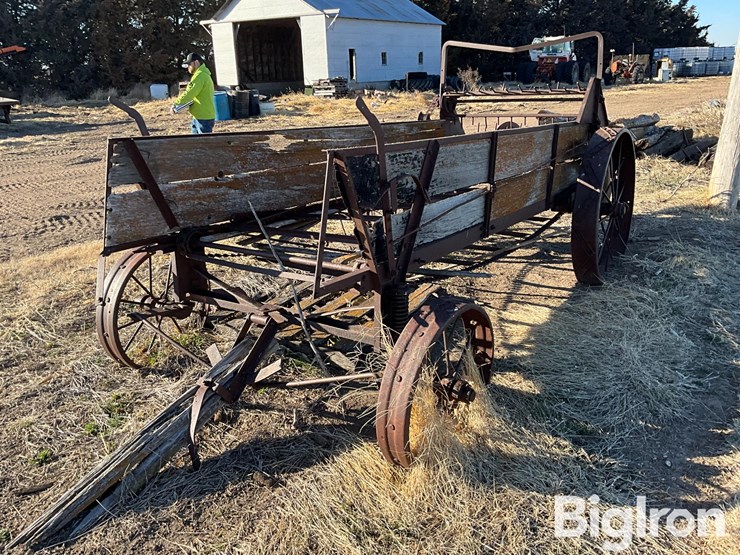 antique-ground-driven-manure-spreader-image-1