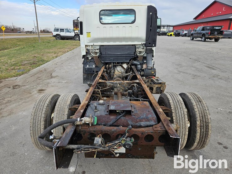 2015-isuzu-npr-image-6