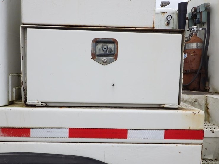 2005-peterbilt-pb330-22'-t/a-fuel-lube-truck-image-26