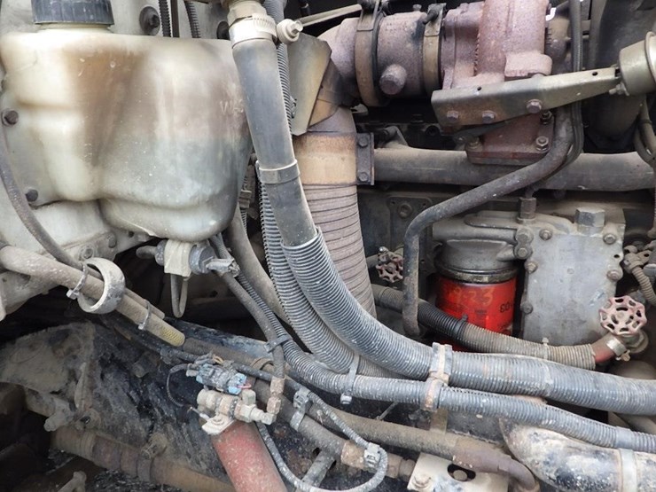 2005-peterbilt-pb330-22'-t/a-fuel-lube-truck-image-48