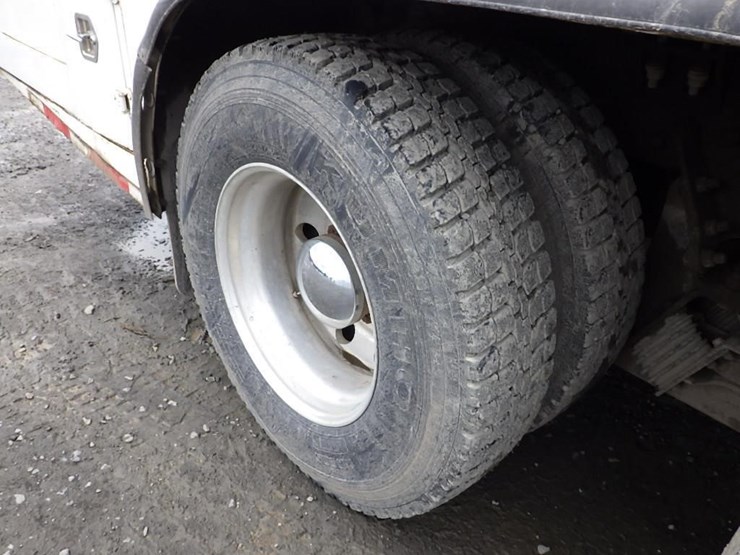 2005-peterbilt-pb330-22'-t/a-fuel-lube-truck-image-59