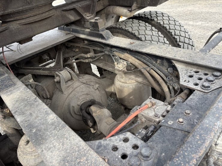 2022-peterbilt-567-image-27