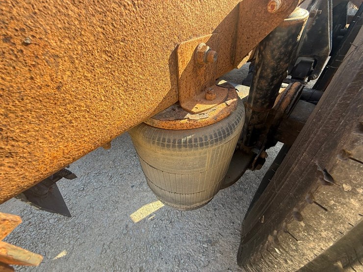 #1262-•-2004-international-9400i-6x4-sleeper-cab-truck-tractor-image-40