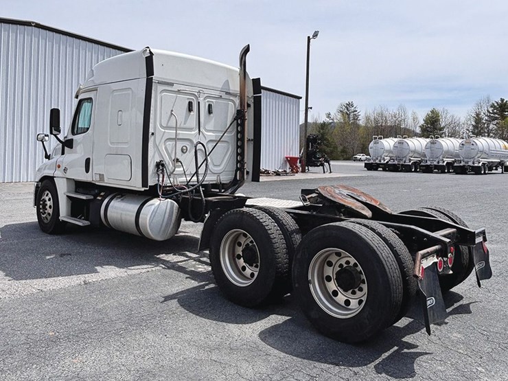 2019-freightliner-cascadia-125-image-3