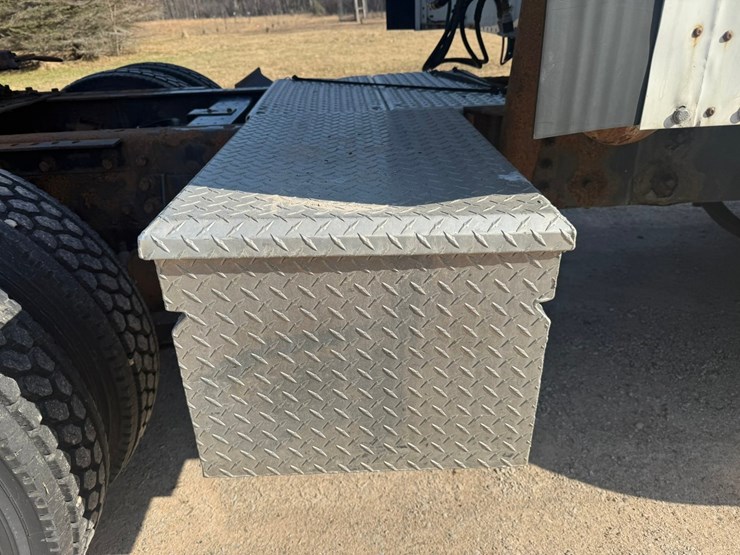 #1262-•-2004-international-9400i-6x4-sleeper-cab-truck-tractor-image-46