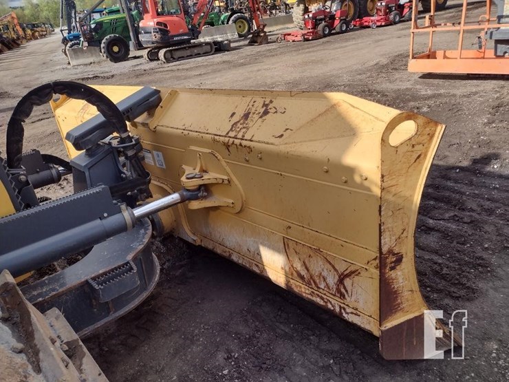 2013-deere-700k-lgp-image-27