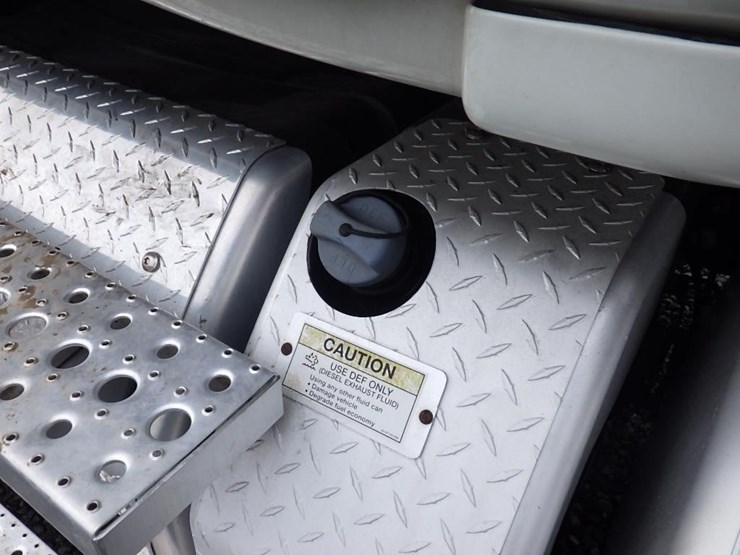 2012-freightliner-cascadia-125-image-59