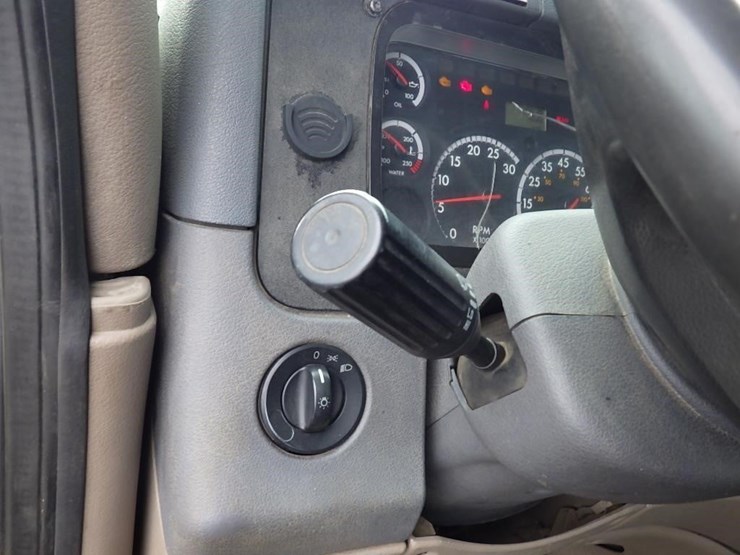 2012-freightliner-cascadia-125-image-43