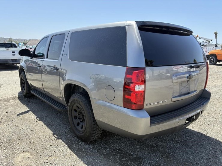 2007-chevrolet-suburban-image-4
