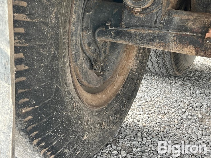 1977-ford-800-image-10