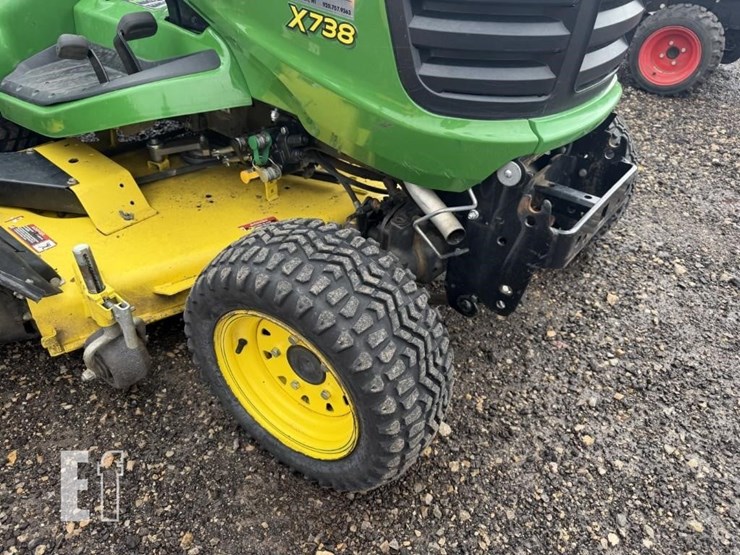 2017-john-deere-x738-image-11