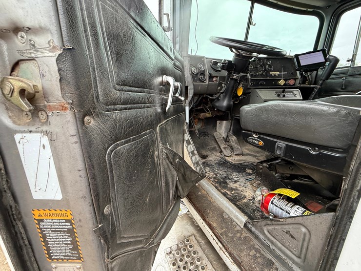 2001-mack-rd688s-image-17