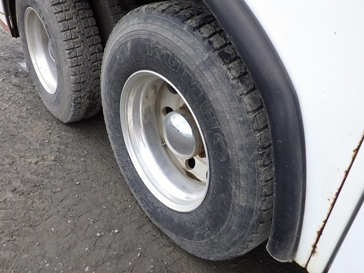 2005-peterbilt-pb330-22'-t/a-fuel-lube-truck-image-58