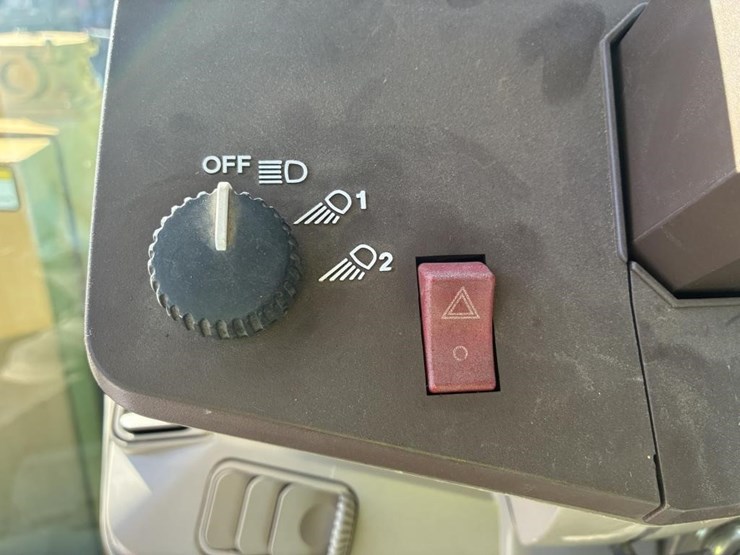 2005-john-deere-7220-image-23