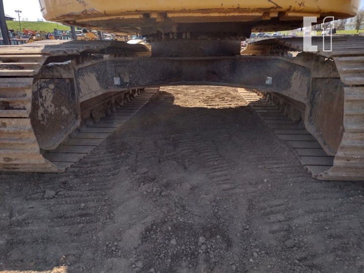 2014-deere-245g-lc-image-39