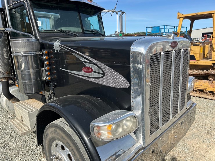 peterbilt-388-image-10