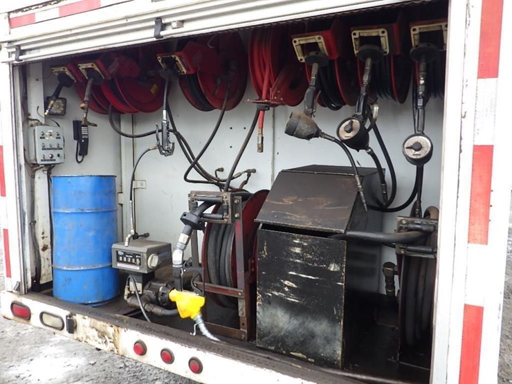 2005-peterbilt-pb330-22'-t/a-fuel-lube-truck-image-9