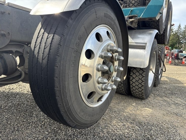 2018-peterbilt-367-image-10