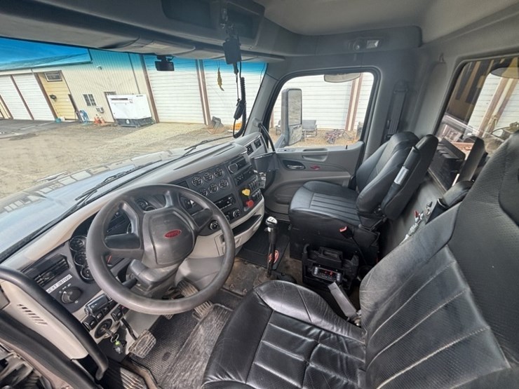 2022-peterbilt-567-image-34