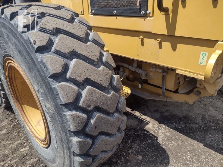 2010-caterpillar-120m-image-16