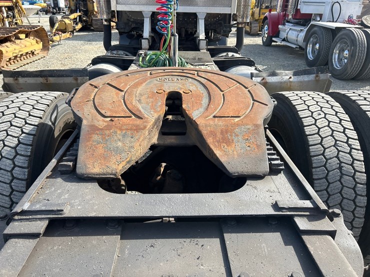 peterbilt-388-image-25