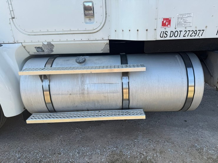 #1262-•-2004-international-9400i-6x4-sleeper-cab-truck-tractor-image-29