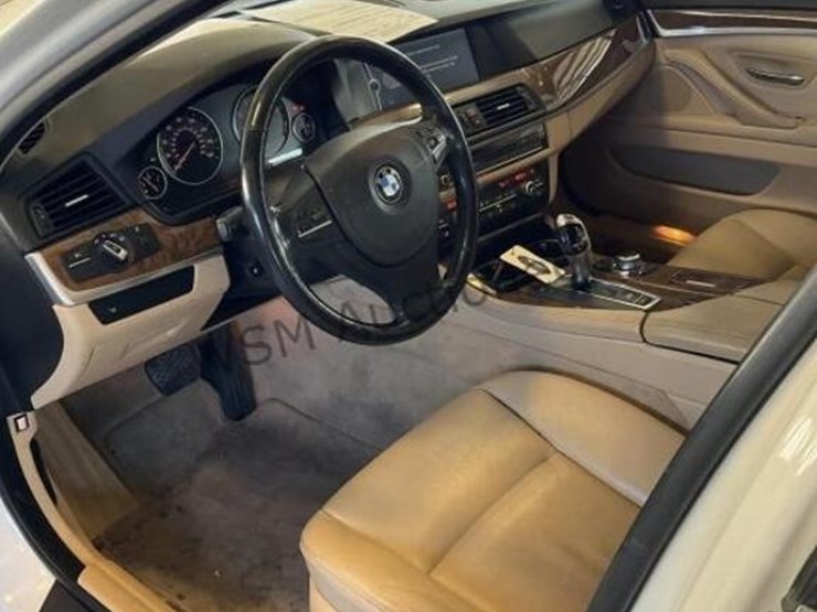 2011-bmw-528i-sdn-image-21