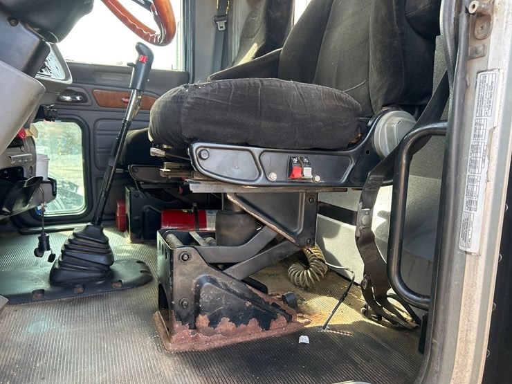 peterbilt-388-image-57