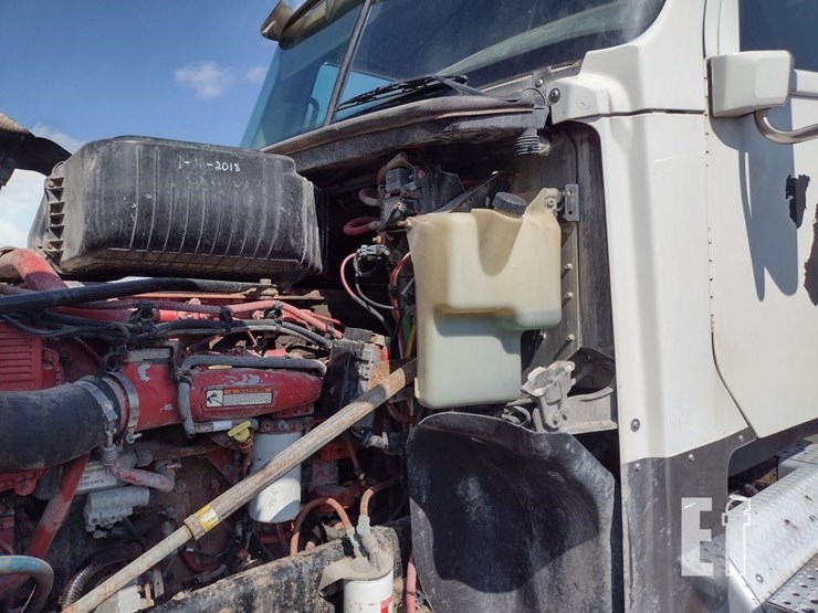 2012-freightliner-122sd-image-22