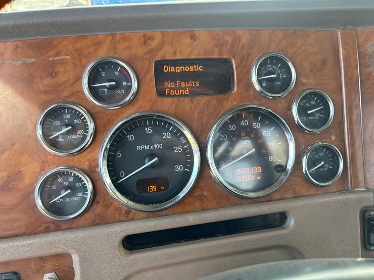 peterbilt-388-image-64