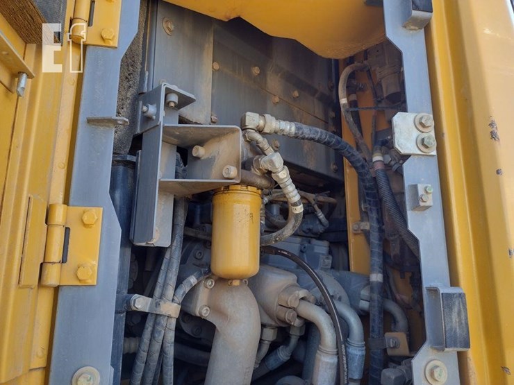 2014-deere-245g-lc-image-37