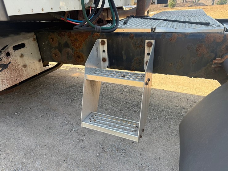 #1262-•-2004-international-9400i-6x4-sleeper-cab-truck-tractor-image-31