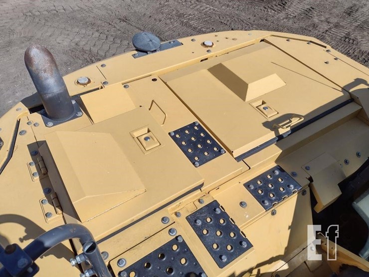 2014-deere-245g-lc-image-41