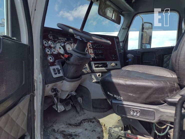 2012-freightliner-122sd-image-13